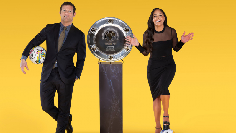   ダーモット・O'Leary and Alex Scott pose with footballs and the trophy for Soccer Aid 2023