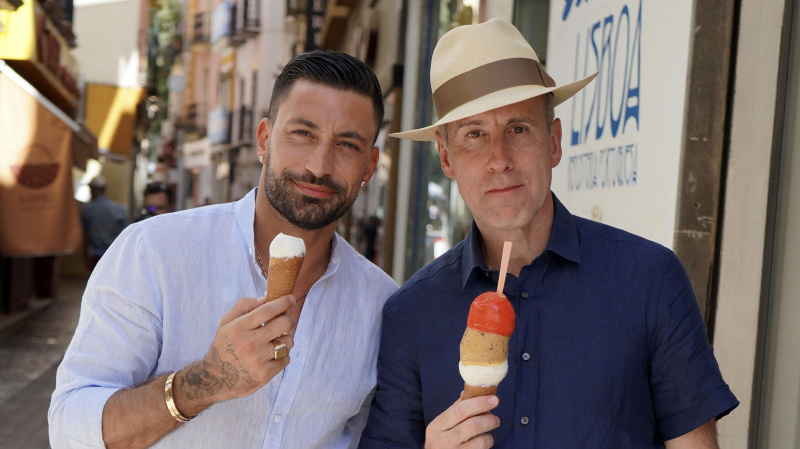   Giovanni Pernice ja Anton Du Beke syömässä jäätelöä Anton & Giovannissa's Adventures in Spain