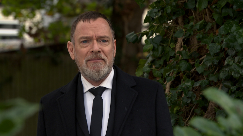   Ian Beale se skriva v grmovju pri Dot Branningu's funeral