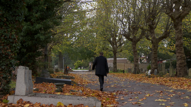   Ian Beale gre stran od Dot Branning's funeral