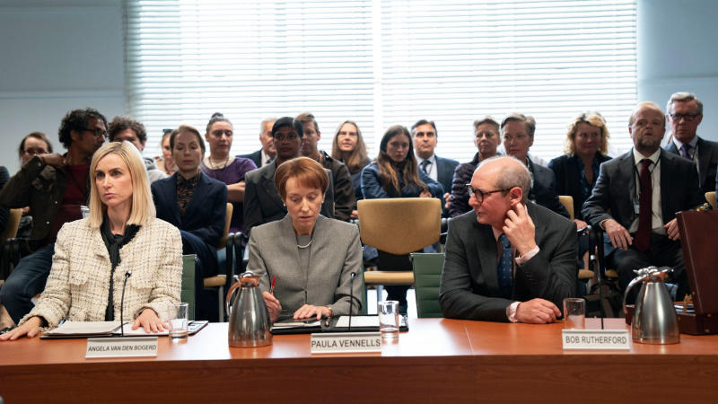   Angela, Paula และ Bob ที่คณะกรรมการคัดเลือกรัฐสภาใน Mr Bates vs The Post Office ตอนที่ 3