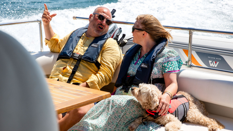   Wynne e Joanna chiacchierano e si guardano su una barca in movimento mentre sfreccia sul mare