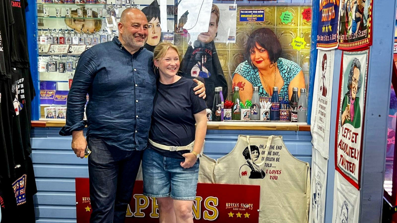   Wynne e Joanna a Nessa's Slots on Barry Island wearing t-shirts and shorts and smiling