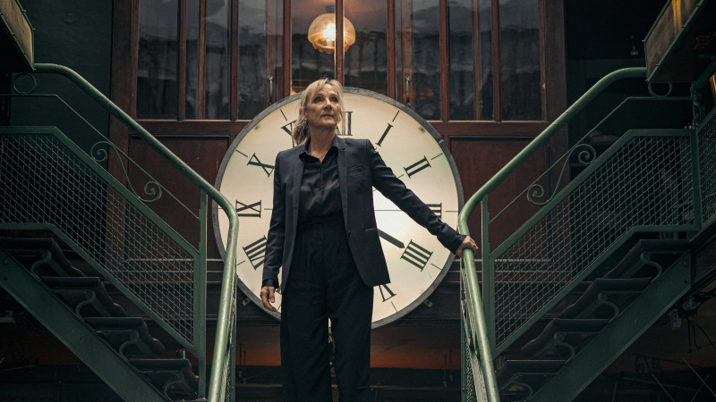   Lesley Sharp seisoo suuren kellon edessä Before We Die -kaudella 2