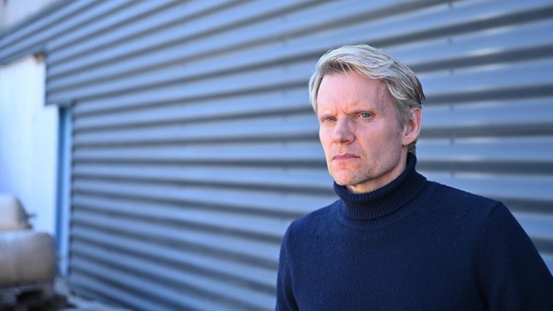   Marc Warren villapuserossa Van Der Valkin roolissa Van Der Valk -sarjassa 3