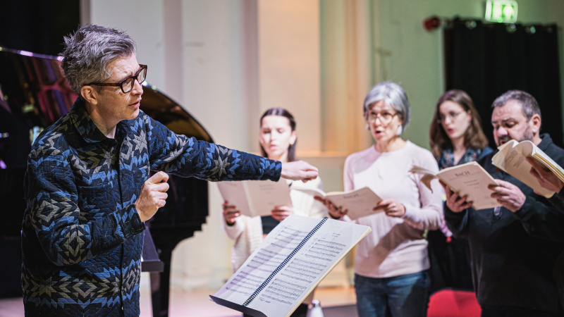   Gareth Malone într-o jachetă cu model albastru repetă un grup de cântăreți în Gareth Malone's Easter Passion.