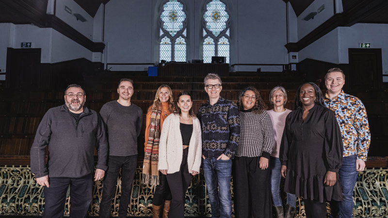   Simon Askey, Evan Hancock, Joy Dando, Rhiannon Chard, Gareth Malone, Samar Small, Annette Leponis, Astrid Glover și Jake Sawyers stau împreună într-un spațiu de cântare din Gareth Malone's Easter Passion.
