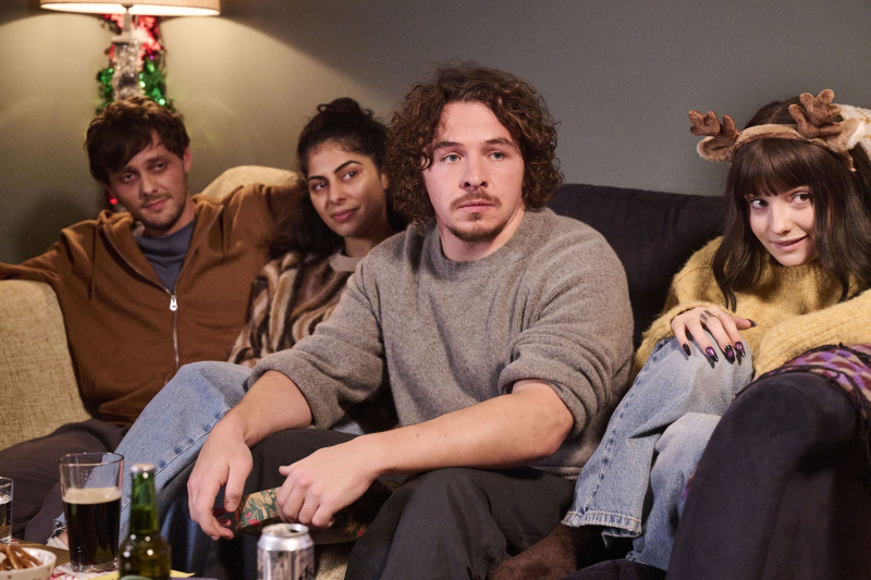   Stari depășiți numeric Tyger Drew-Honey, Daniel Roche, Ramona Marquez și Kerena Jagpal stând pe o canapea arătând confortabil și jovial.