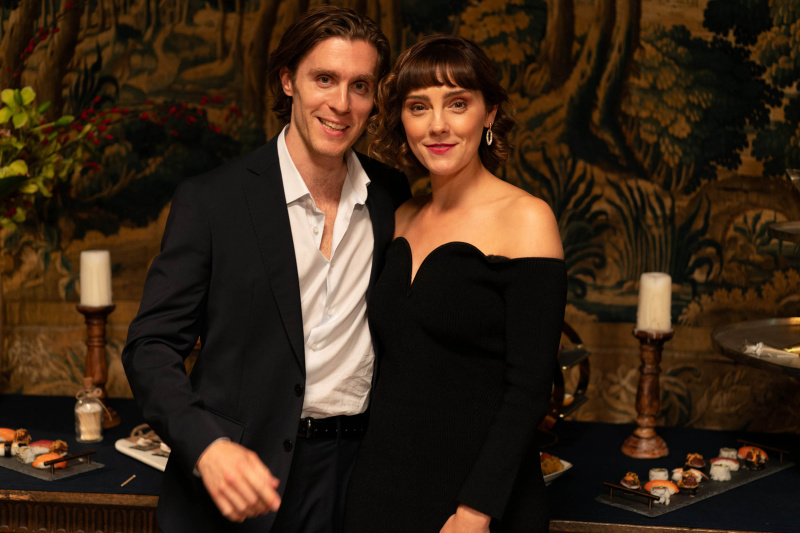   Jack Farthing și Annabel Scholey ca Beth și Tom Fairchild.