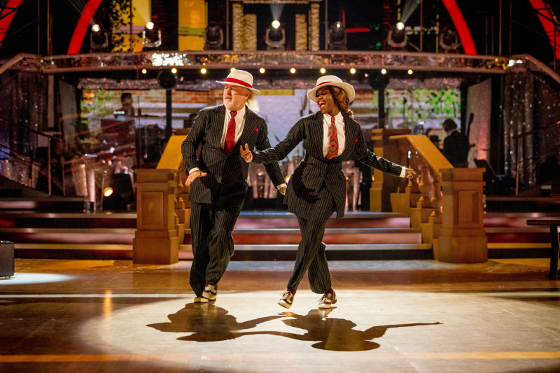   Bill Bailey og Oti Mabuse danser i dress