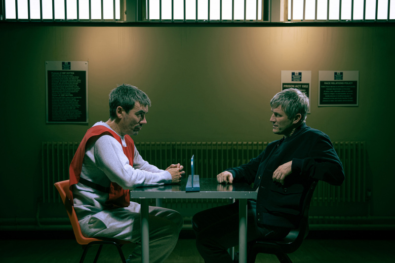   Caleb rend visite à Cain Dingle en prison