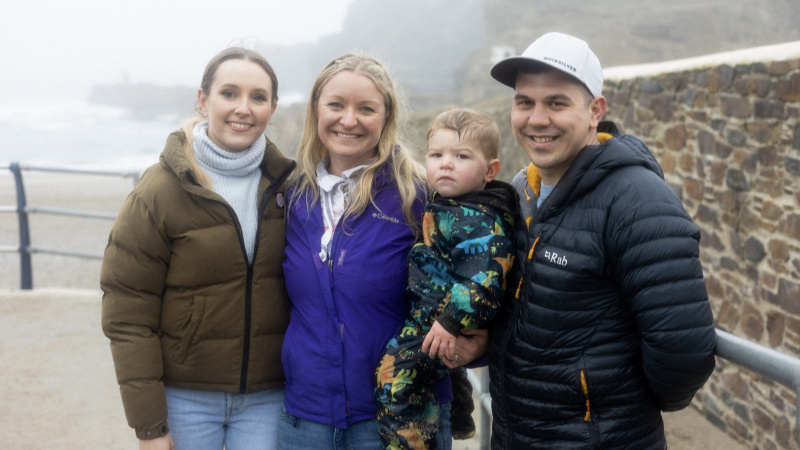   Rose Ayling-Ellis บนชายหาดกับ Katie, Alvie และ Joe ใน Signs for Change