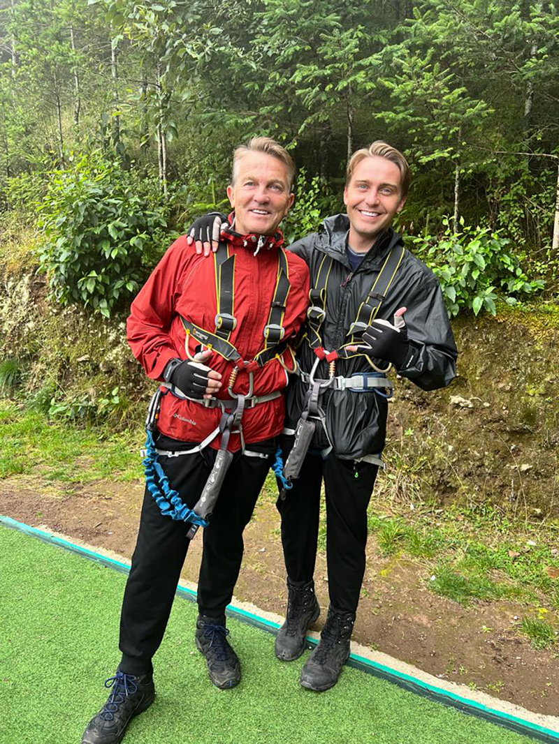   Bradley และ Barney Walsh ในชุดอุปกรณ์ปีนเขา