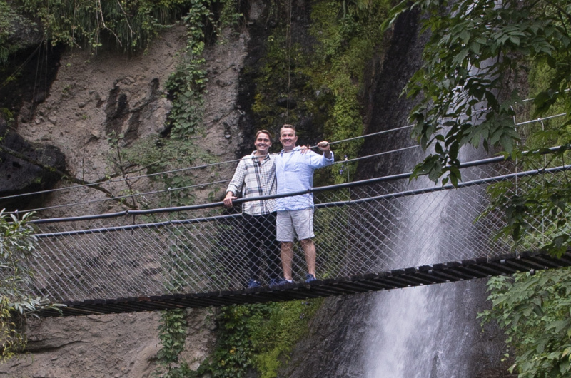   Bradley และ Barney Walsh ที่น้ำตกในเม็กซิโก