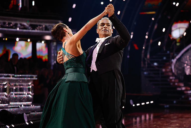   Krishnan și Lauren dansează un pas rapid