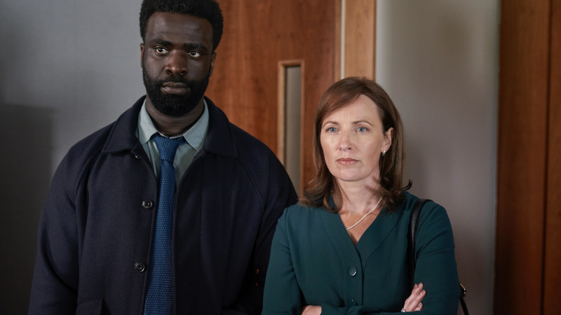   Jordan Kouamé ในแจ็คเก็ตสีเข้มในบท Dr George Adjei และ Helen Behan ในเสื้อสีเขียวในบท Dr Norma Callahan ใน Malpractice