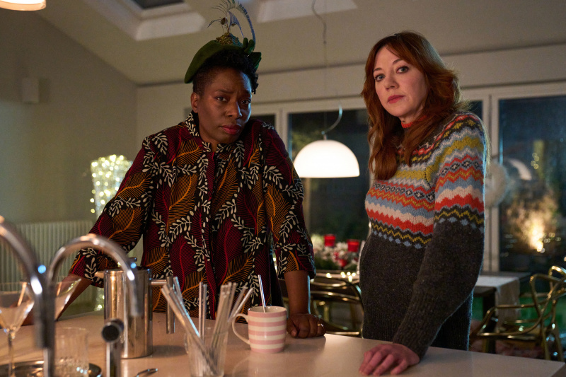   Meg ve Liz, Julia'da teselli ararlar.'s this Christmas