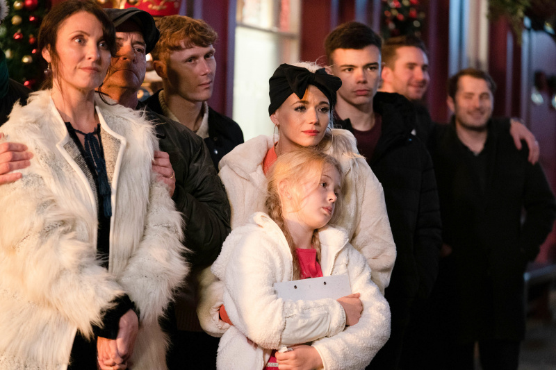   Lola Pearce ve Lexi Pearce ilahi konserindeler