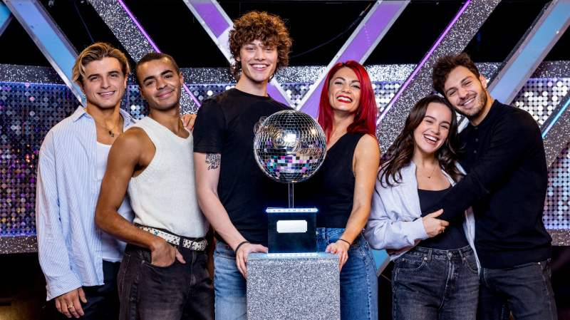   Los finalistas de Strictly Come Dancing 2023, Nikita Kuzmin, Layton Williams, Bobby Brazier, Dianne Buswell, Ellie Leach y Vito Coppola, todos de pie alrededor del trofeo Glitterball.