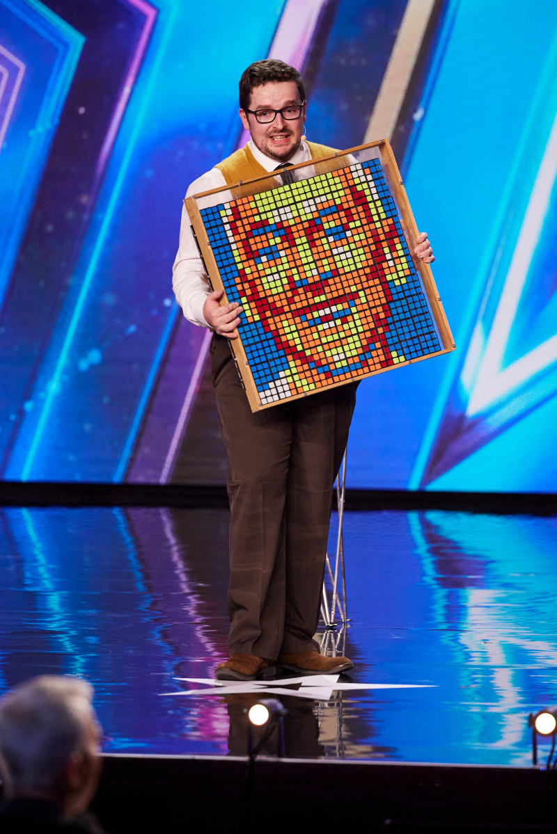   Tom Crosbie teeb Rubikust portreesid's Cubes
