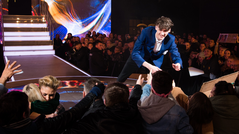   Cameron Cole จับมือกับผู้ชมที่ Elstree Studios ระหว่างการแข่งขัน Big Brother 2018 รอบชิงชนะเลิศ