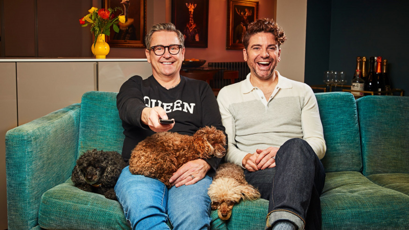  Stephen Webb และ Daniel Lustig บนโซฟาสำหรับ Gogglebox
