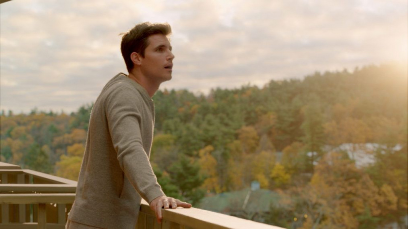 Robbie Amell de 'Upload offre de l'espoir pour l'avenir de Nathan et Nora après la saison 1