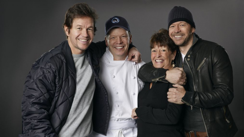 Marks, Donijs un Pols Vālbergi priekšskatīja emocionālu “Wahlburgers” finālu (VIDEO)