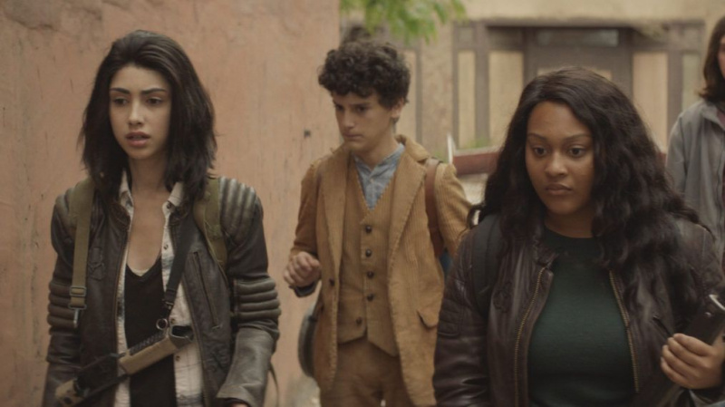 “TWD: World Beyond” Alexa Mansour un Aliyah Royale par finālu, romantiku un 2. sezonu
