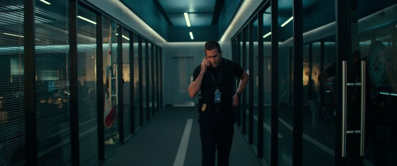 Jake Gyllenhaal nimmt in The Gulity einen gruseligen Anruf entgegen.