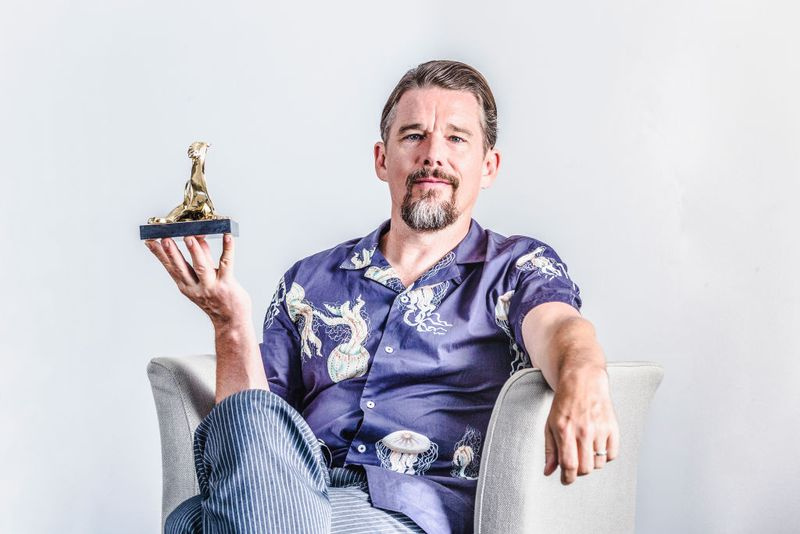 Ethan Hawke spielt in „The Guilty“ mit.