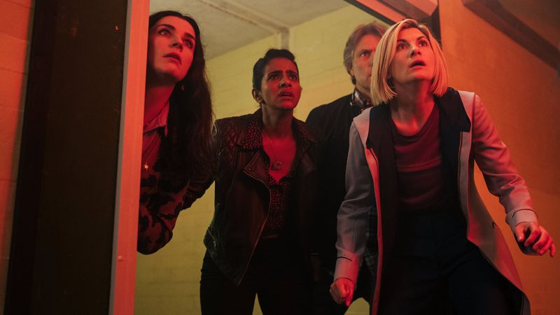 Sarah (AISLING BEA), Yasmin Khan (MANDIP GILL), Dan (JOHN BISHOP), The Doctor (JODIE WHITTAKER) στο 2021 Doctor Who Christmas Special.