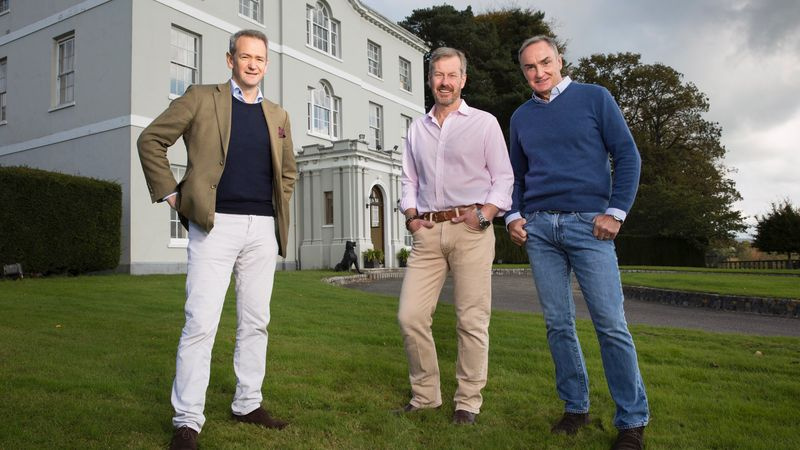 Alexander Armstrong elokuvassa Kuningatar ja hänen serkut