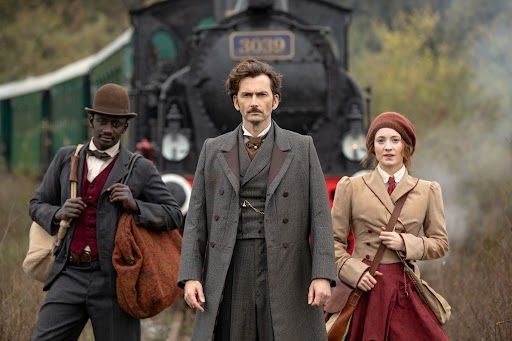 Ο Phileas Fogg συνοδεύεται από τον Passepartout και την Abigail Fix