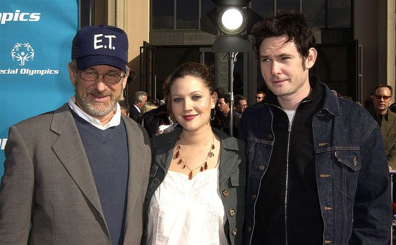 Zvezdnik Just Beyond Henry Thomas, tukaj na srečanju E.T s Stevenom Spielbergom in Drew Barrymore.