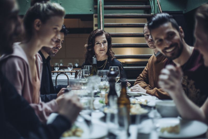 Before We Die: Die Familie Mimica – und Christian – genießen ein Familienessen am langen Tisch in ihrem Restaurant, während Dubravka am Kopfende des Tisches sitzt