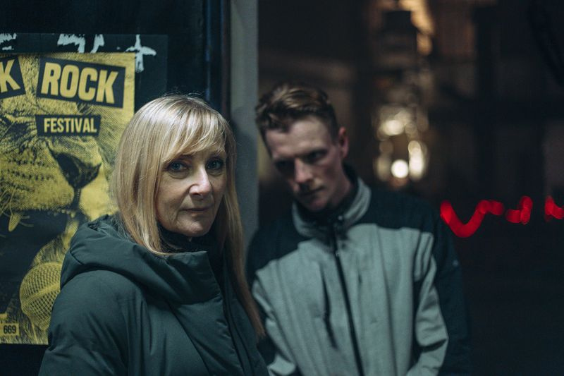 Before We Die: DI Hannah Laing (Lesley Sharp) und ihr Sohn Christian (Patrick Gibson) stehen vor einem Nachtclub und starren sie finster an