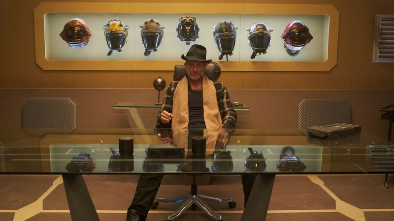 Thomas Jane stând în Fred Johnson