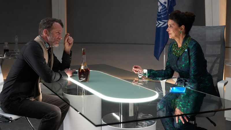 Regizorul Thomas Jane și Shohreh Aghdashloo (Chrisjen Avasarala) iau o băutură în platoul sezonului 5 din