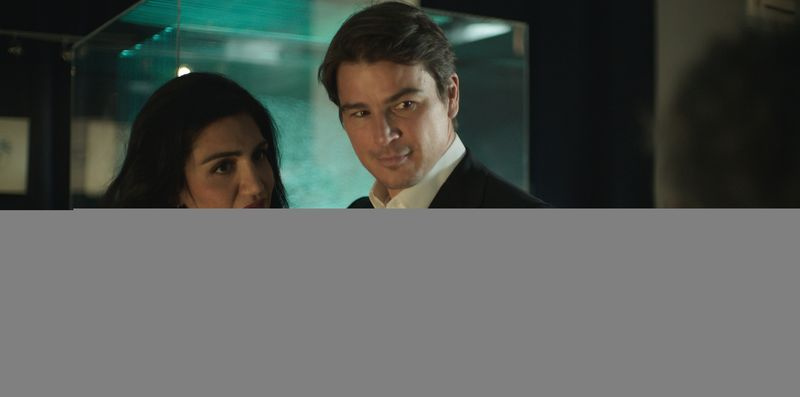 レイラ・ファルザドがアレックス・ホフマン博士を演じる