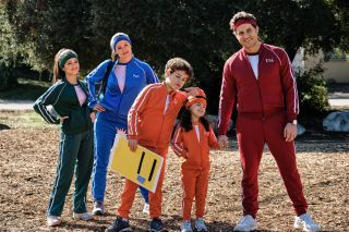 Jenna Ortega, Jennifer Garner, Julian Lerner, Everly Carganilla και Edgar Ramírez ως οικογένεια Torres, όλοι ντυμένοι με αθλητικές φόρμες και έτοιμοι για μια οικογενειακή διασκεδαστική μέρα