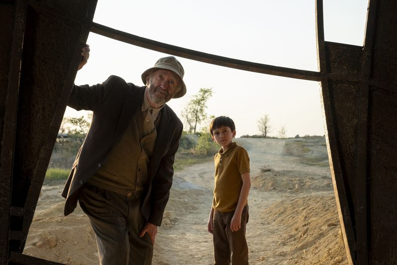 Jonathan Pryce și Duncan Joiner în rolul lui Russ și Cole în Tales from the Loop