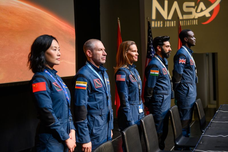 Vivian Wu, Mark Ivanir, Hillary Swank, Ray Panthaki și Ato Essandoh în Deplasare pe Netflix.