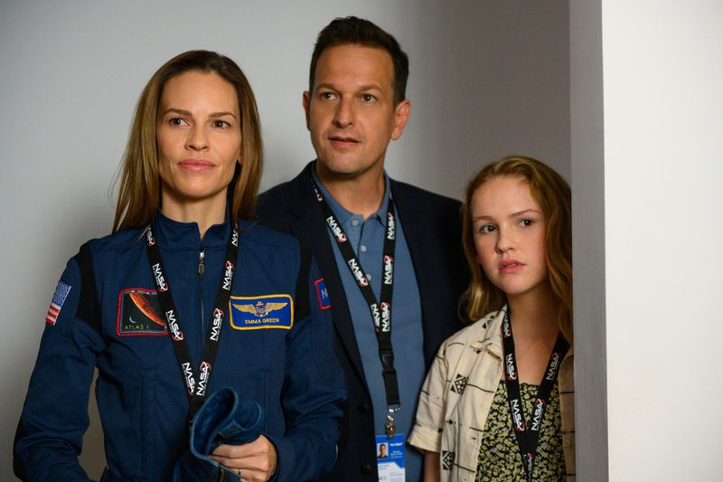 Hillary Swank, Josh Chares și Talitha Bateman în Away pe Netflix