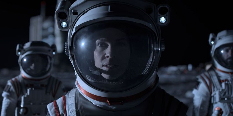 Hillary Swank și echipajul în Away pe Netflix.