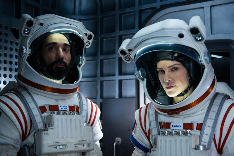 Hillary Swank și Ray Panthaki în Deplasare pe Netflix.