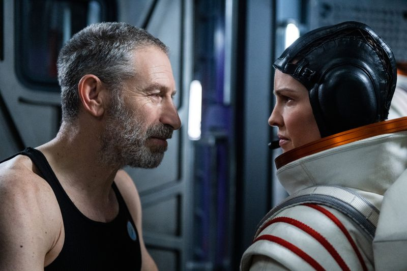 Mark Ivanir și Hillary Swank în Away pe Netflix.