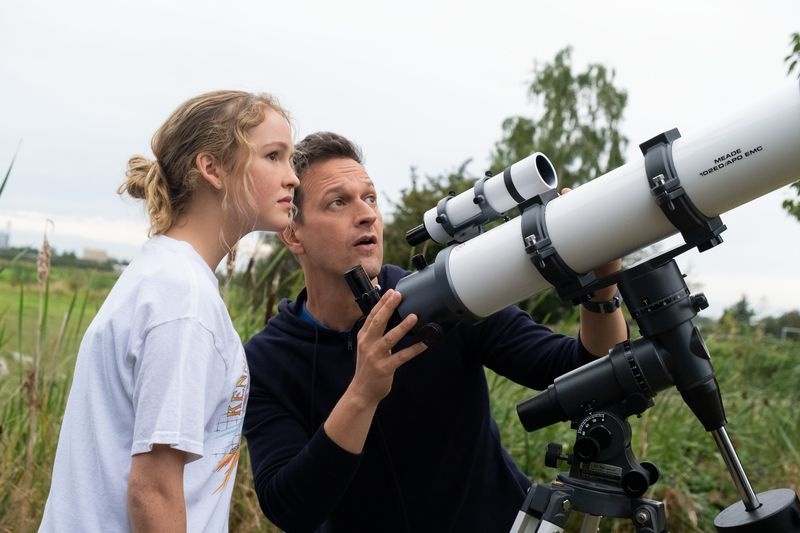 Hillary Swank și Talitha Bateman în Deplasare pe Netlfix