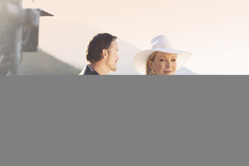 Στην τοποθεσία. Η Rebecca Gibney με συμπρωταγωνιστή τον Cohen Holloway.