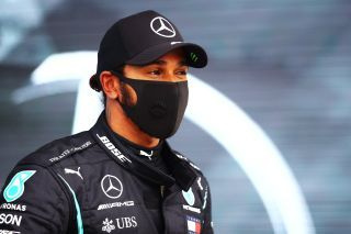 BUDAPEST, UNGARIA - 18 IULIE: Calificatorul de pole position Lewis Hamilton al Marii Britanii și Mercedes GP se uită în parc închis în timpul calificărilor pentru Marele Premiu F1 al Ungariei de la Hungaroring pe 18 iulie 2020 la Budapesta, Ungaria.